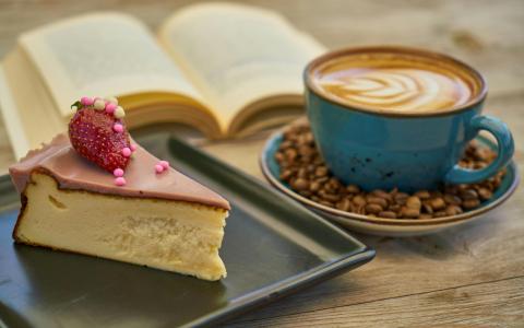 Kaffe und Kuchen mit Buch
